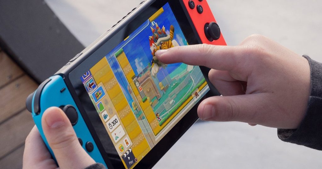 Sospettato di minacce di morte a Nintendo incriminato dalla polizia giapponese 2 switch being poked by man finger