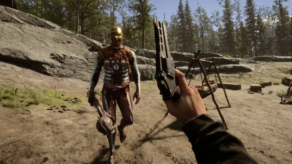 La prima patch di Sons of the Forest dopo 6 mesi è una bomba, aggiunge zattere, un sistema di muri procedurali e risolve oltre 100 bug 1 Man holding gun up to approaching cannibal