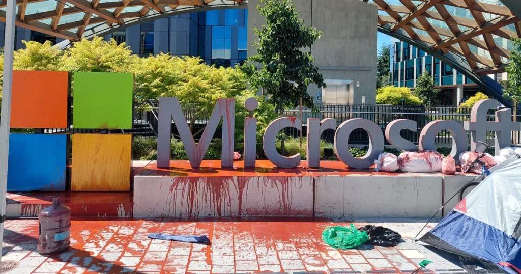 "Un clima di intimidazione, ritorsione e sopraffazione": come la posizione di Microsoft su Gaza ha acceso un boicottaggio che si è esteso a tutto il settore 14 MSFT blood 2 TA2utcq 1024x538 jpg