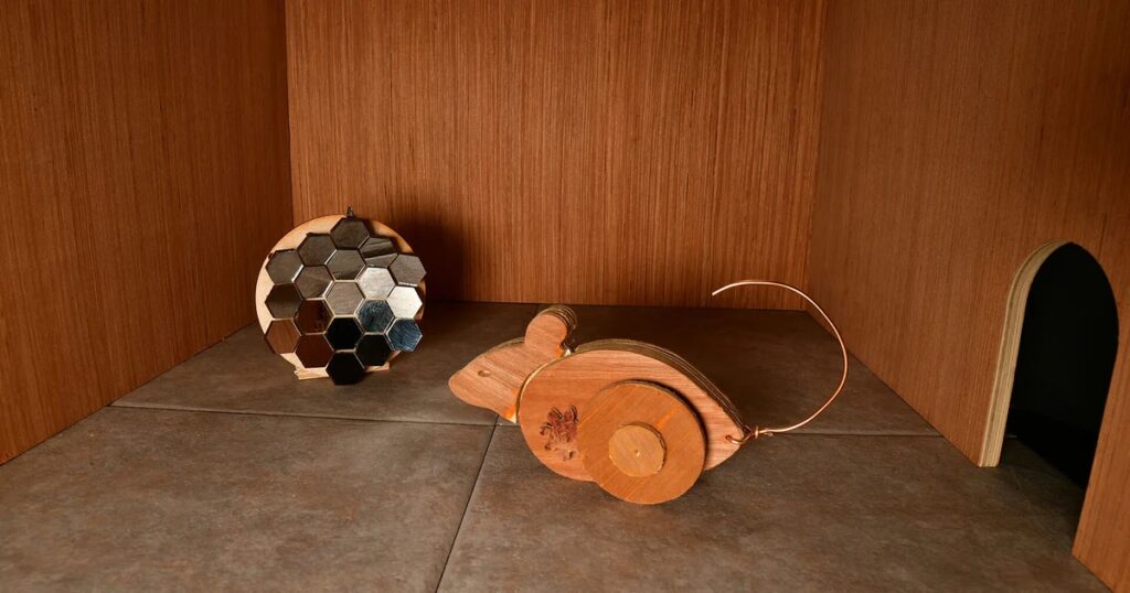 In Éalú, un rompicapo labirintico in stop-motion dall'apparenza ingannevolmente tenera, si esplora la paura di un creatore di marionette 19 3 4vRGQeG