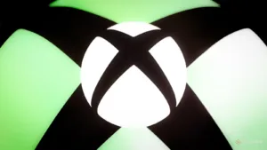 Logo Xbox bianco su sfondo nero accanto a un logo Xbox verde più grande