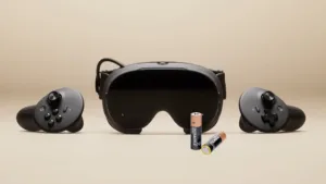 Il visore Steam Frame di Valve con i due controller e due pile stilo