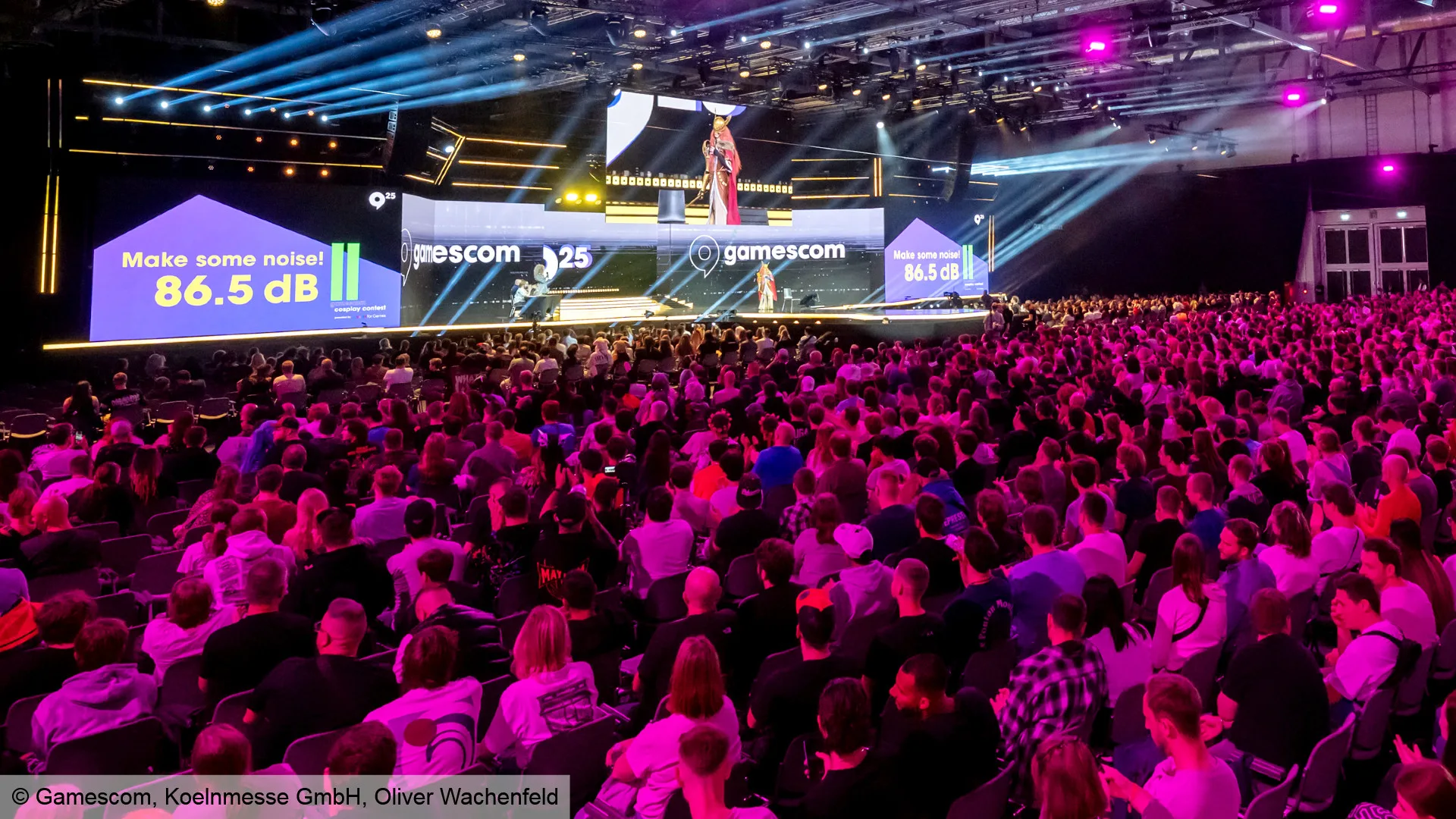 Il pubblico della gamescom 2025 durante una presentazione sul palco