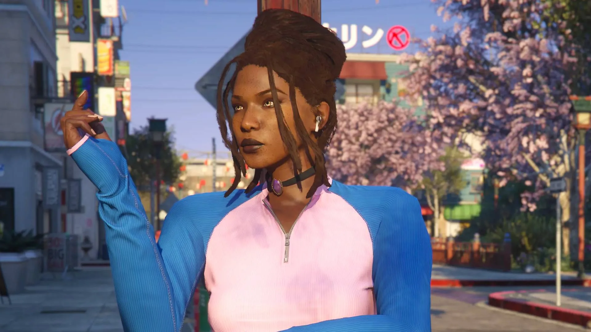 Un personaggio di NoPixel, il server di roleplay su GTA V, davanti a un edificio con insegna giapponese