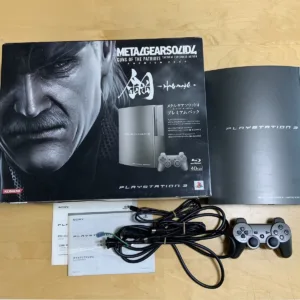 Snake nel Nomad davanti a una PlayStation 3, la scena di Metal Gear Solid 4 al centro del confronto tra edizioni