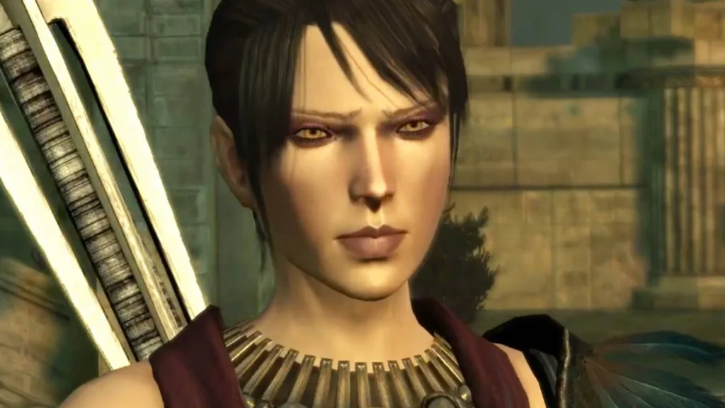 Morrigan, la strega di Dragon Age: Origins, con il bastone sulla schiena e una collana dorata