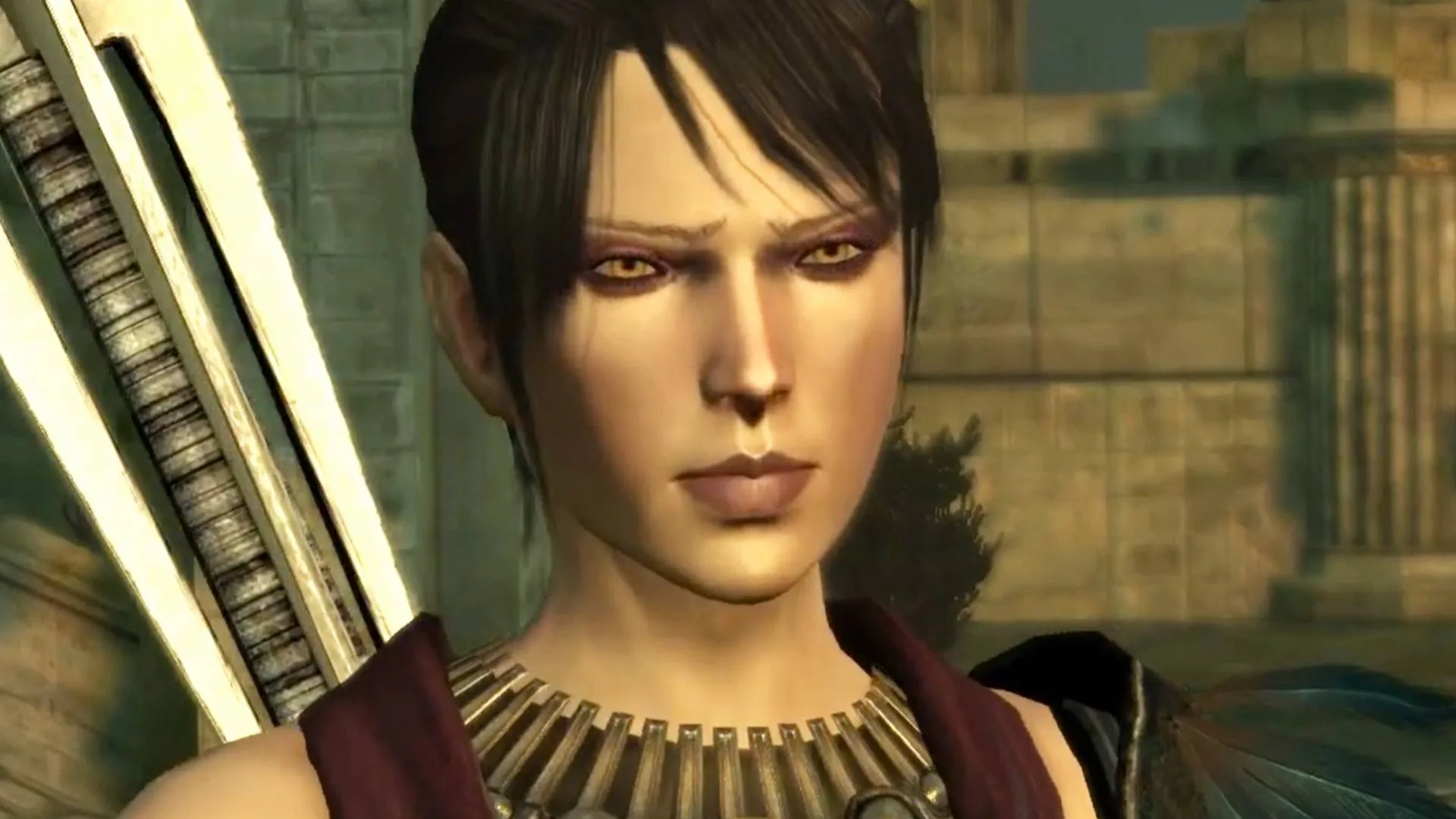 Morrigan, la strega di Dragon Age: Origins, con il bastone sulla schiena e una collana dorata