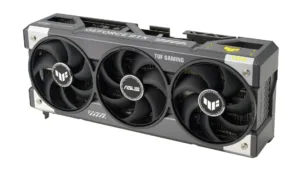 La scheda video Nvidia GeForce RTX 5090 con il suo dissipatore a tre ventole