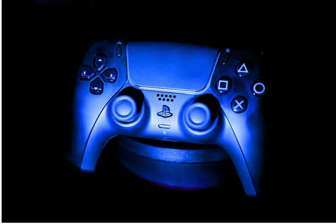PS5 Blackout, la settimana a console spente contro Sony è finita: adesso comincia il test vero 4 Una PlayStation 5 con il cavo di alimentazione staccato, simbolo della protesta PS5 Blackout contro Sony
