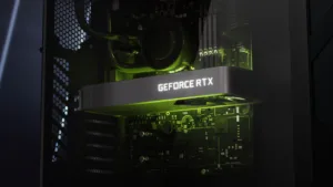 Primo piano di una scheda video GeForce RTX grigio scuro con la scritta retroilluminata dentro un PC