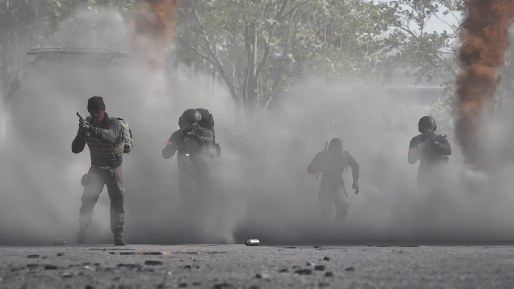 Uno scontro fra fanteria e veicoli in WARDOGS, lo sparatutto da cento giocatori di BULKHEAD in accesso anticipato dal 10 settembre 2026