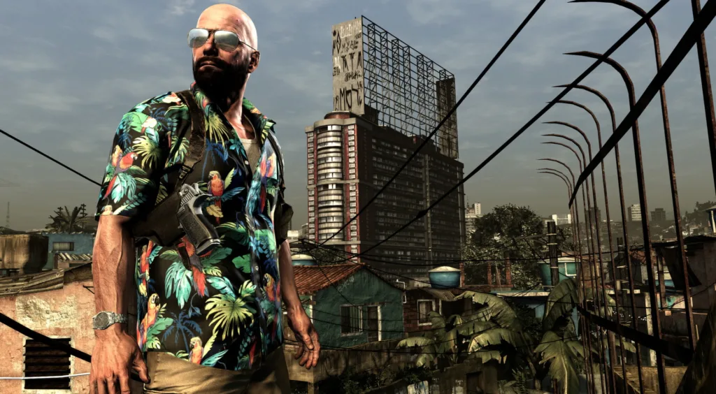 Max Payne con la testa rasata e la camicia hawaiana su una passerella sopra un quartiere di São Paulo in Max Payne 3