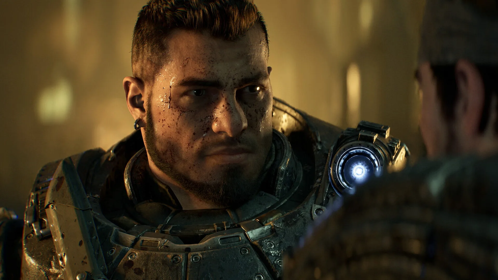 Primo piano di un soldato in armatura in una stanza in penombra in Gears of War: E-Day