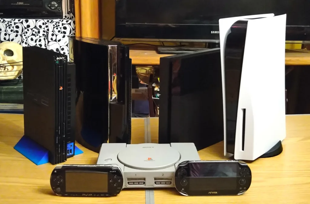 Tutte le console PlayStation in fila, dalla prima alla PlayStation 5, insieme a PSP e PS Vita