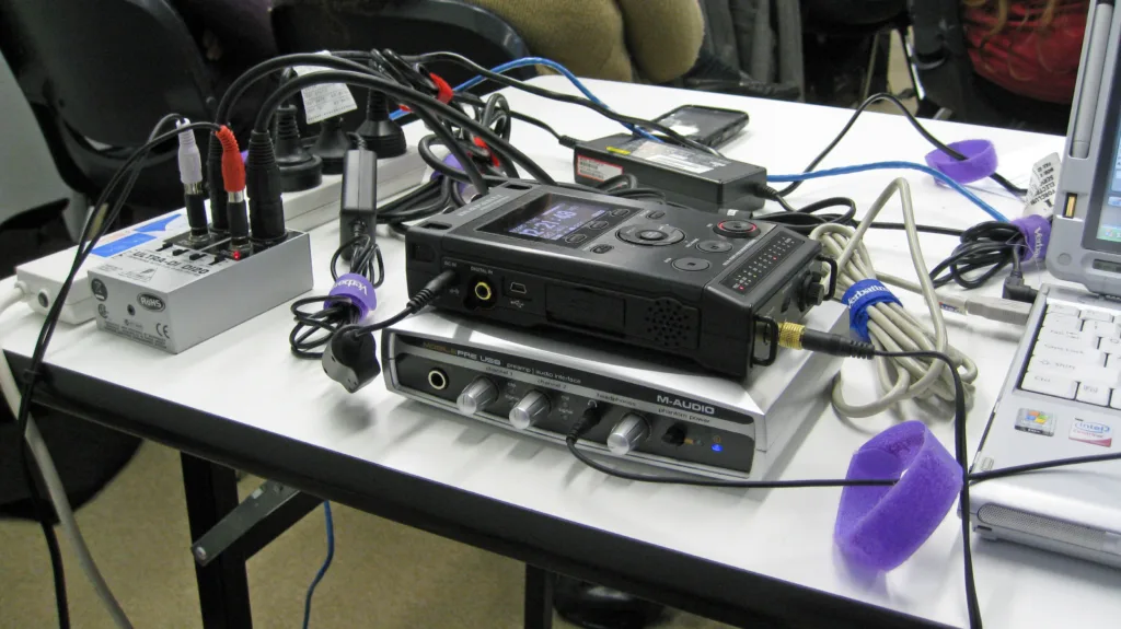Microfoni, mixer e attrezzatura di registrazione in uno studio per podcast