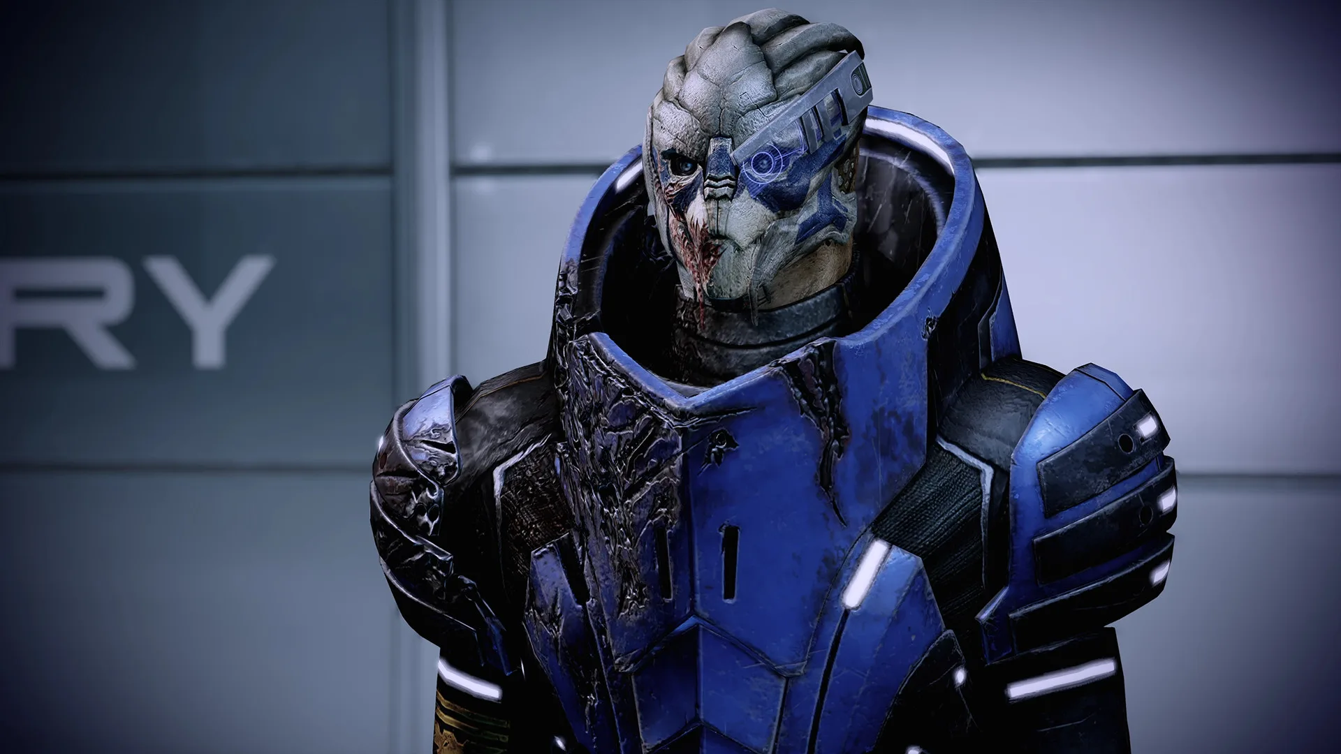 Il comandante Shepard di Mass Effect impugna un fucile accanto alla squadra