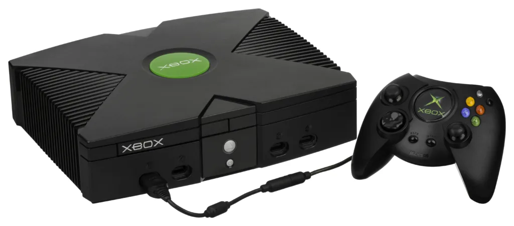 Il servizio amatoriale Insignia rimette online Burnout 3 sulla prima Xbox, sedici anni dopo che Microsoft ne ha spento i server 6 La prima Xbox di Microsoft con il controller Duke, la console su cui Insignia rimette online Burnout 3