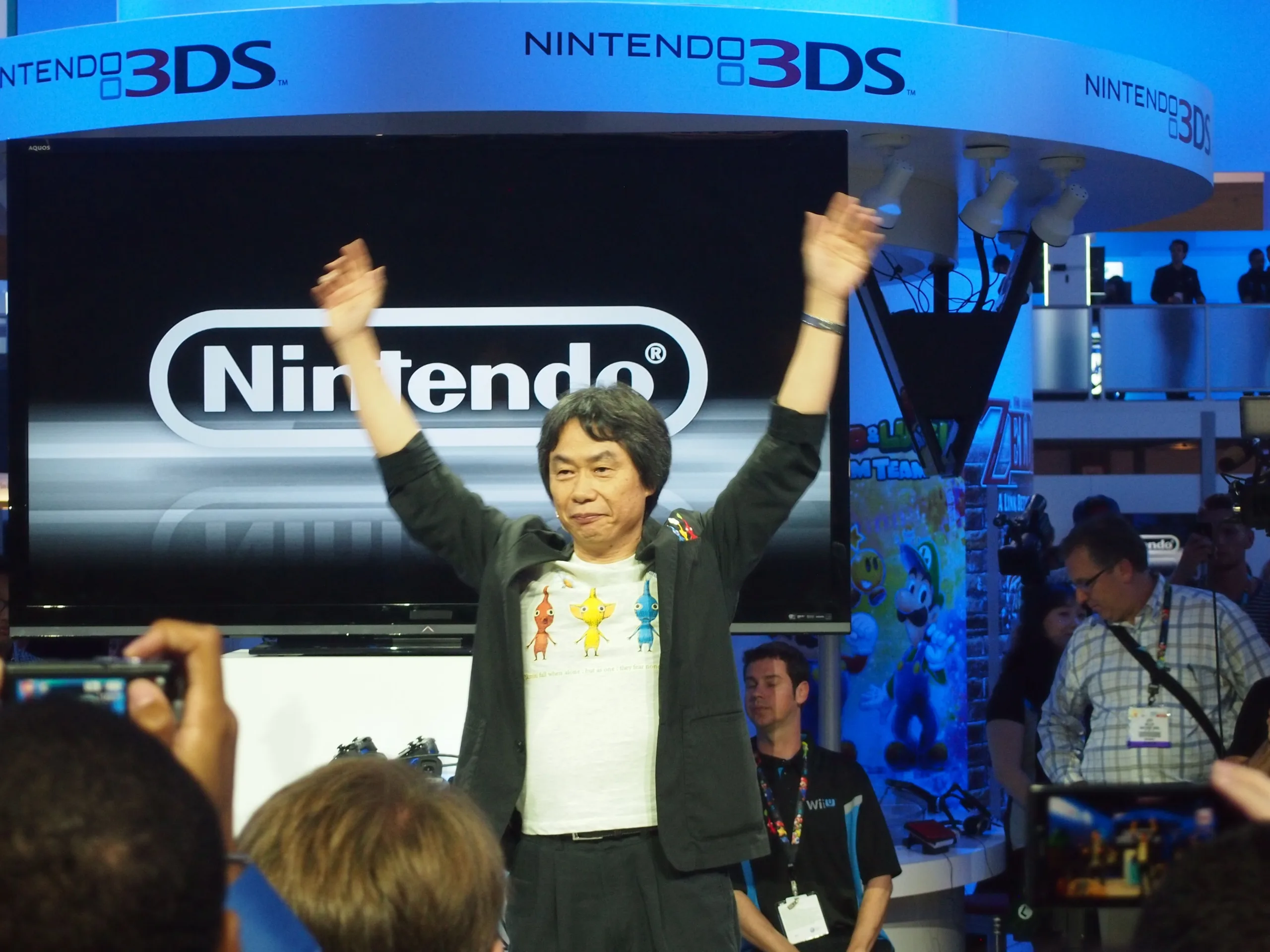 Shigeru Miyamoto sorride davanti al pubblico durante una presentazione Nintendo