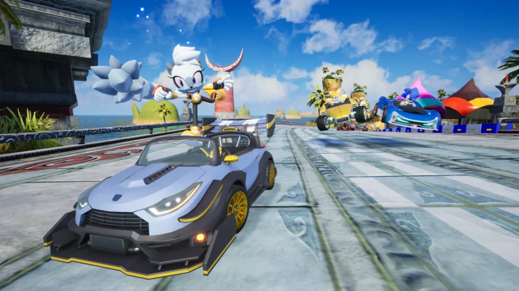 Un'auto sportiva in testa alla gara su una pista in riva al mare in Sonic Racing: CrossWorlds