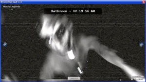 Le telecamere di sorveglianza dell'horror VCR83 su un vecchio monitor